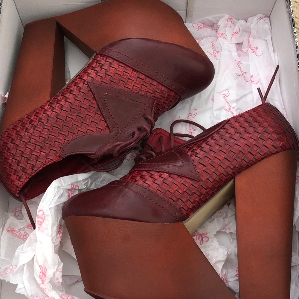Privileged Court Basketweave Oxford Wedge - Size 8